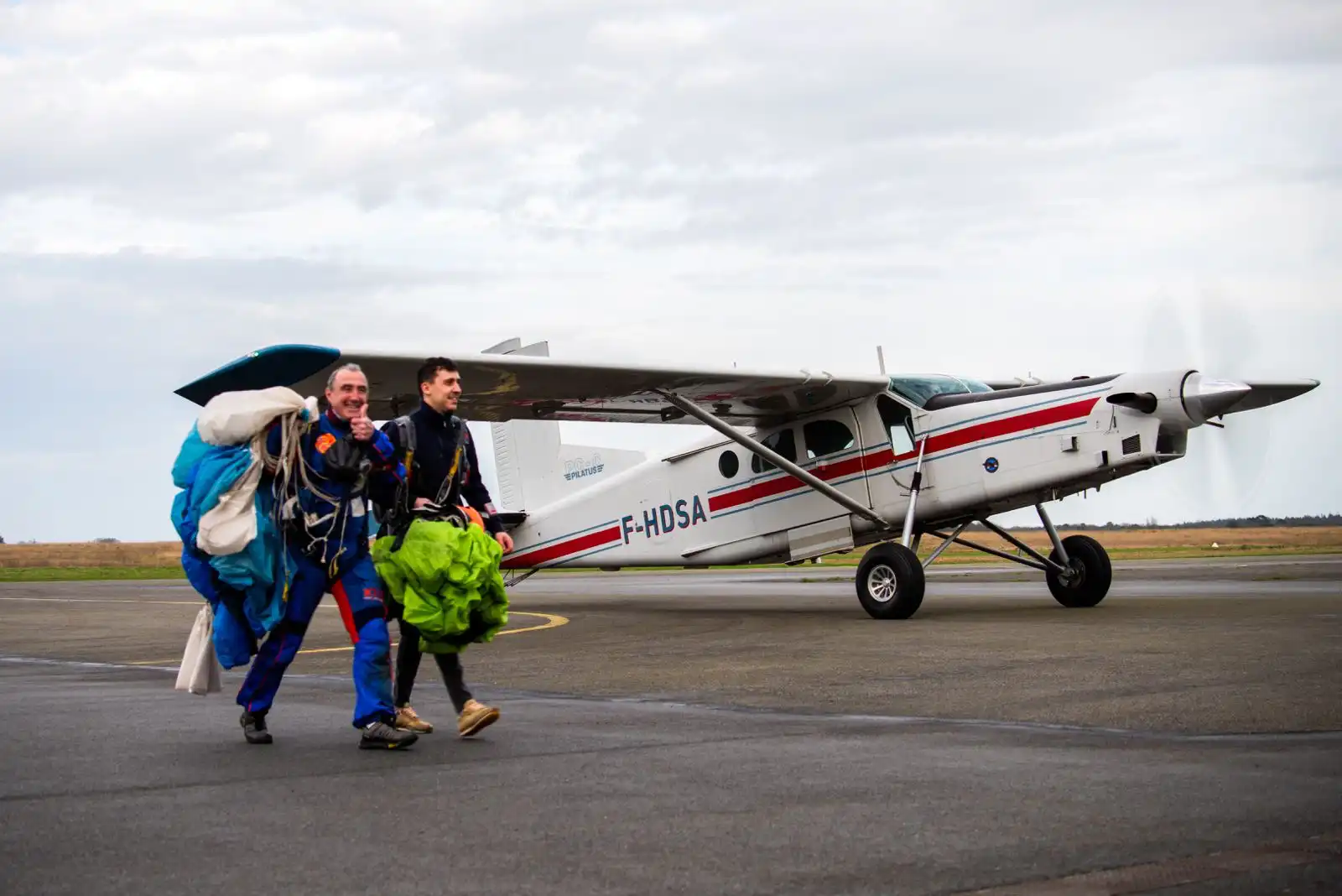 Atterrissage des paachutistes après le premier saut de reprise ! Atterrissage des paachutistes après le premier saut de reprise !