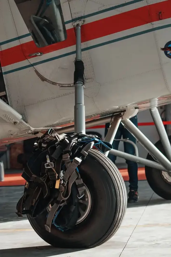 Préparation des équipements pour l’entraînement des parachutistes professionnels Préparation des équipements pour l'entraînement des parachutistes professionnels