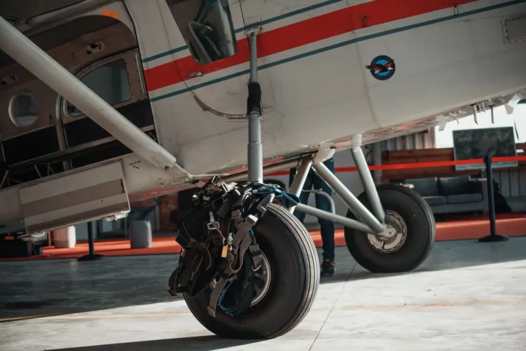 Préparation des équipements pour l’entraînement des parachutistes professionnels Préparation des équipements pour l'entraînement des parachutistes professionnels