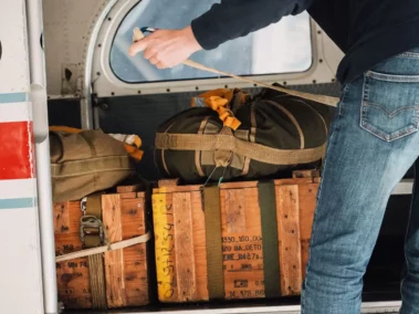 Préparation des largages pour l'entrainement des parachutistes professionnels