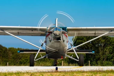 Avion pilatus de face en cours de décollage