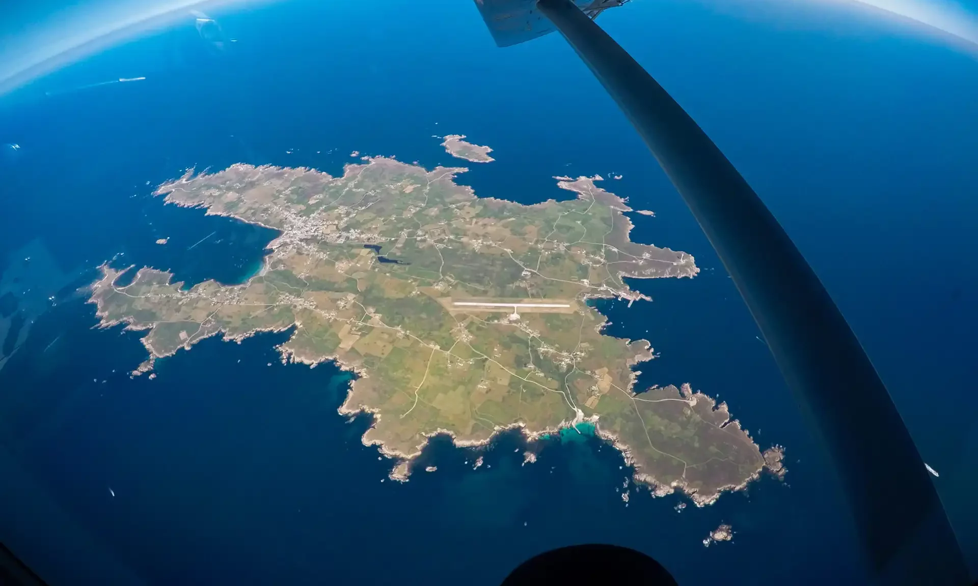 Vue complète de l’ïle d’Ouessant lors d’un saut en tandem Vue complète de l'ïle d'Ouessant lors d'un saut en tandem