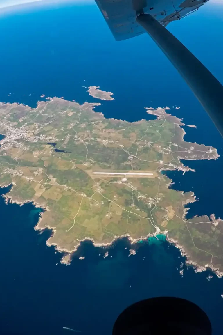 Vue complète de l’ïle d’Ouessant lors d’un saut en tandem Vue complète de l'ïle d'Ouessant lors d'un saut en tandem