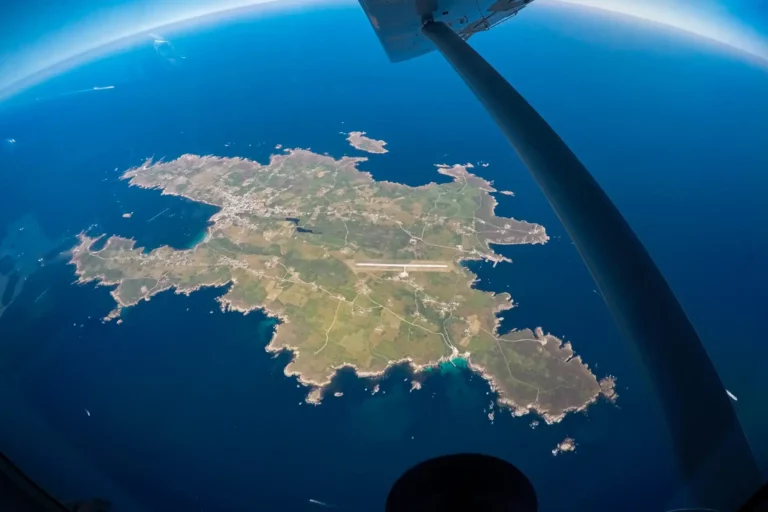 Vue complète de l’ïle d’Ouessant lors d’un saut en tandem Vue complète de l'ïle d'Ouessant lors d'un saut en tandem