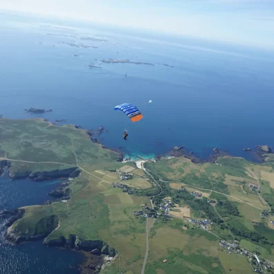 Vol sous voile à plusieurs centaines de mètres au dessus de l'île d'Ouessant