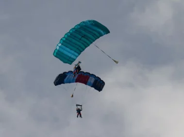 Vol sous voile de parachutistes tandem