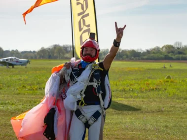 La joie après avoir atterri en parachute !