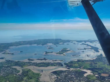 Vue du Golfe du Morbihan depuis la cabine de l'avion Pilatus