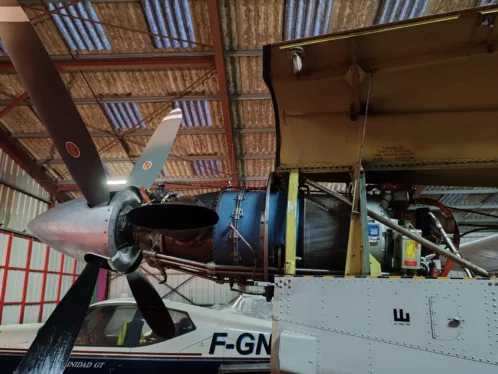 Révision du moteur de l'avion de parachutisme