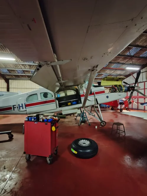 Changement des roues de l'avion