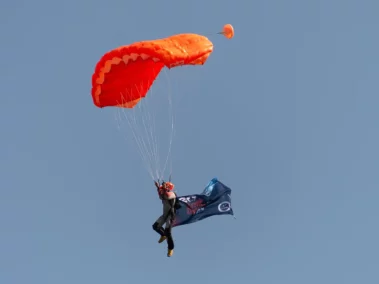 Banderole Flamme Olympique lors d'un saut en parachute