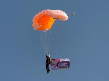 Banderole Flamme Olympique lors d'un saut en parachute