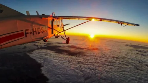 Pilatus en vol au coucher du soleil