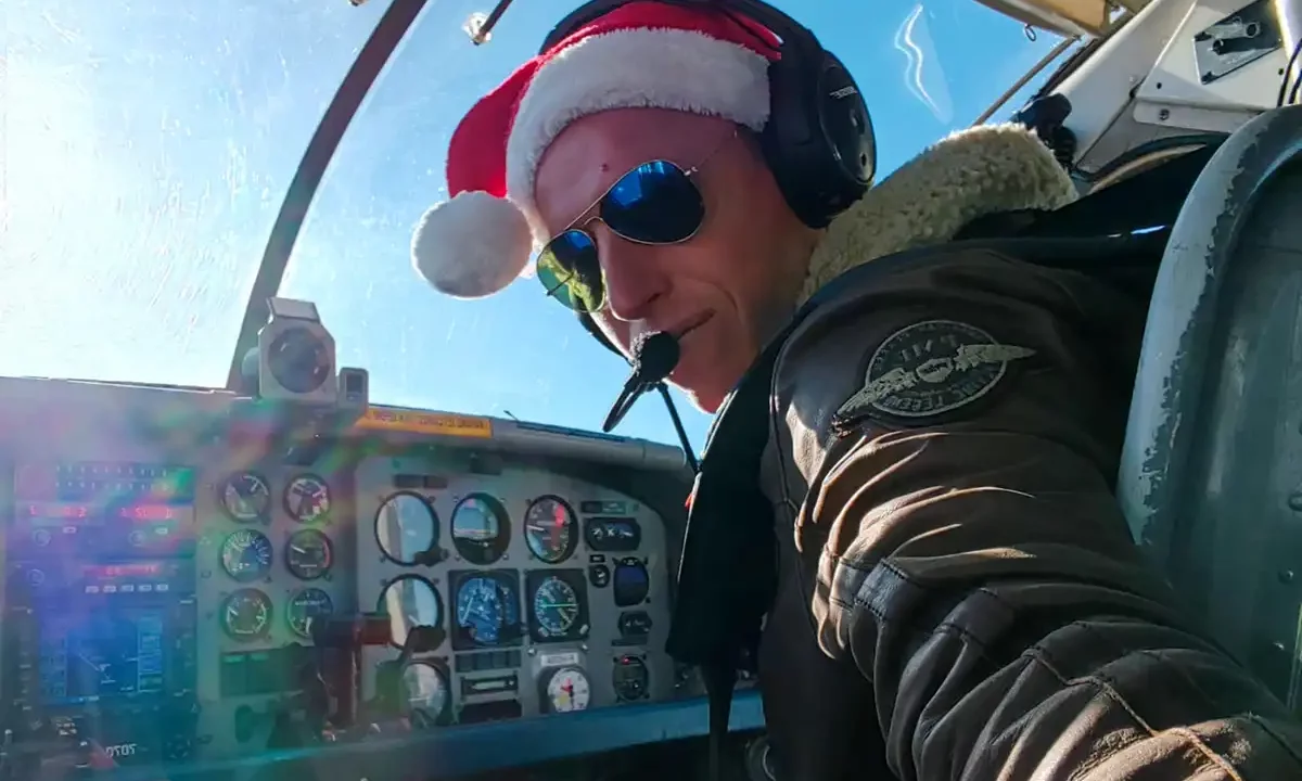 Le pilote se transforme en père-noël ! Le pilote se transforme en père-noël !