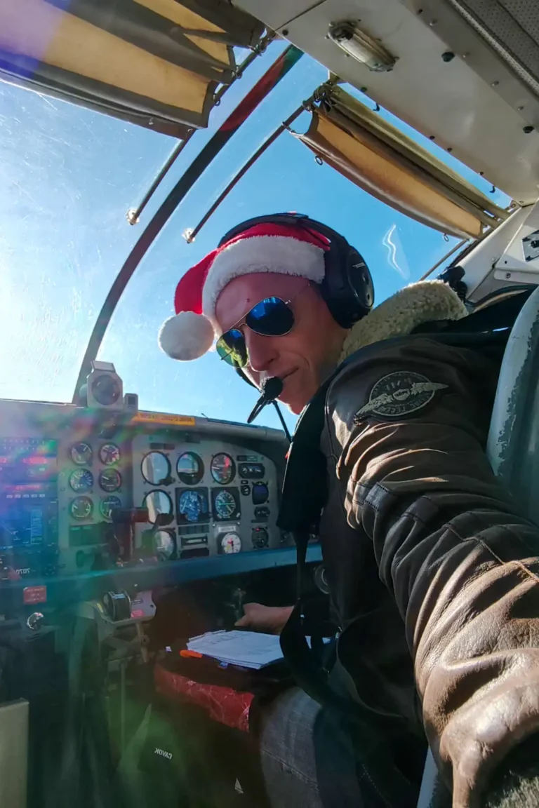 Le pilote se transforme en père-noël ! Le pilote se transforme en père-noël !