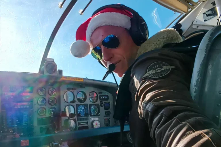 Le pilote se transforme en père-noël ! Le pilote se transforme en père-noël !