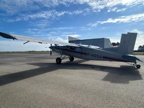 Le pilatus au repos sur le tarmac