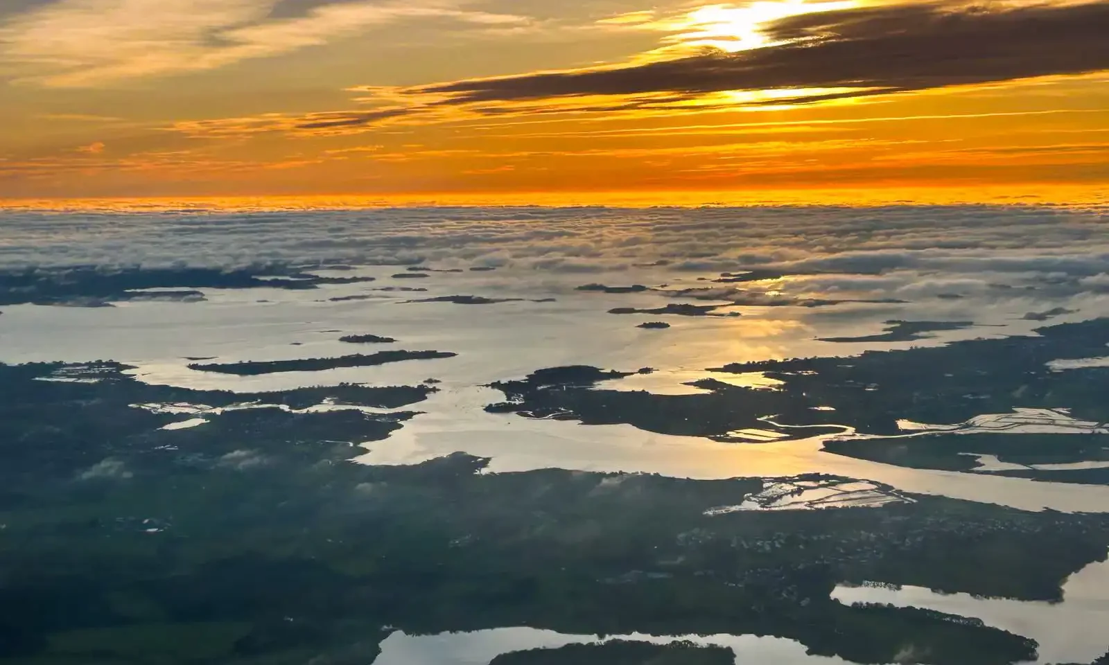 Vue du Golfe du Morbihan au dessus d'une mer de nuage lors d'un couché de soleil
