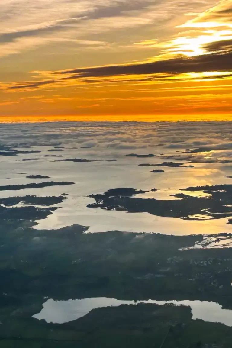 Vue du Golfe du Morbihan au dessus d’une mer de nuage lors d’un couché de soleil Vue du Golfe du Morbihan au dessus d'une mer de nuage lors d'un couché de soleil