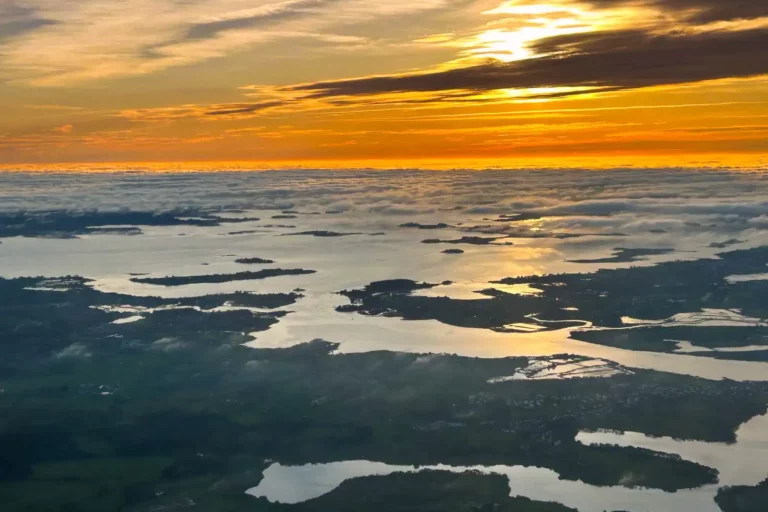 Vue du Golfe du Morbihan au dessus d’une mer de nuage lors d’un couché de soleil Vue du Golfe du Morbihan au dessus d'une mer de nuage lors d'un couché de soleil