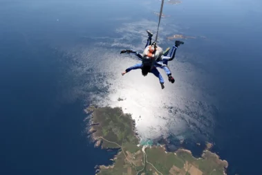 Chute libre saut avec reflet du soleil, parachute tandem 3000 m Ouessant
