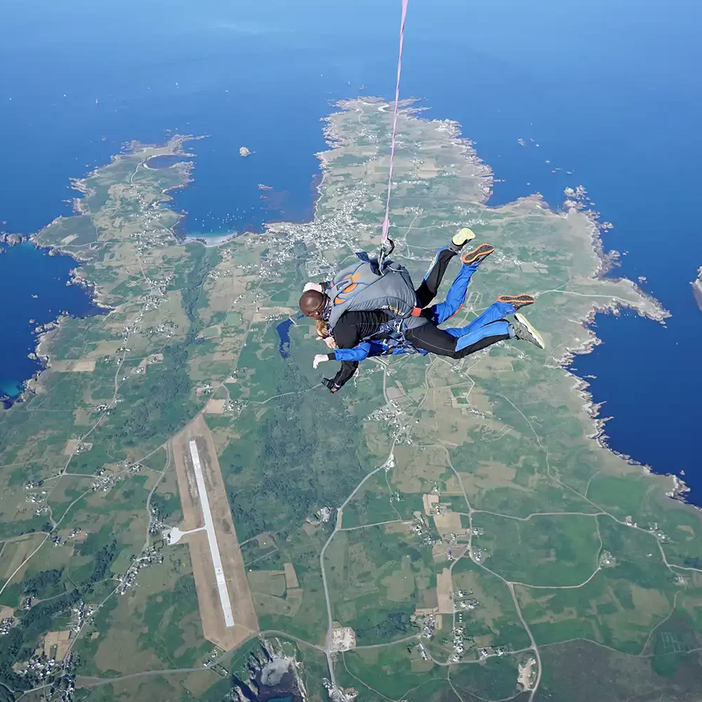 Saut en tandem à 3000m à Ouessant Saut en tandem à 3000m à Ouessant près de Quimper et Brest