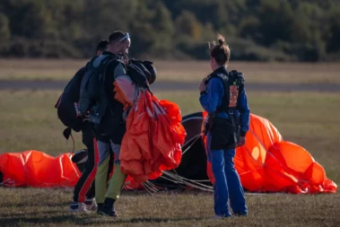 Rammassage des parachutes après un saut tandem à Dinan