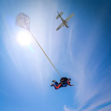 Premières secondes de chute libre en tandem à Vannes