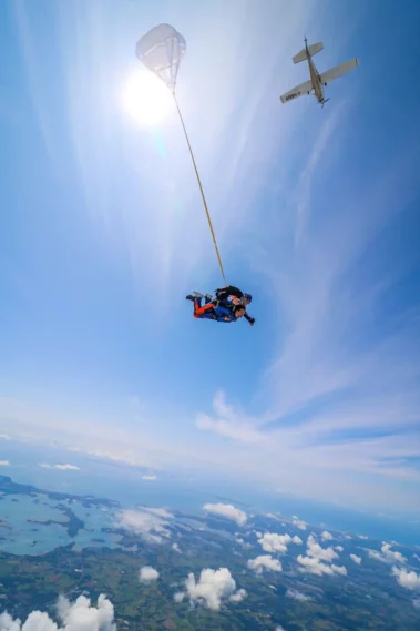 Vue de l'avion et du golfe du Morbihan en saut tandem à Vannes