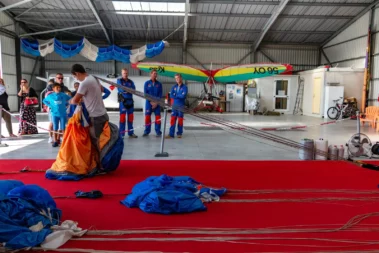 Pliage des parachute avant de repartir pour des sauts tandem !