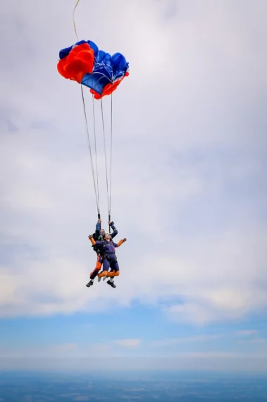 Ouverture de la voile du parachute à 1500 m d'altitude