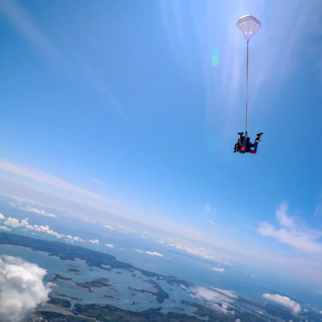 Chute libre lors d'un saut en tandem au dessus du Golfe du Morbihan Chute libre lors d'un saut en tandem au dessus du Golfe du Morbihan