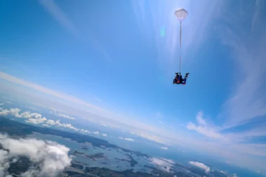 Chute libre lors d'un saut en tandem au dessus du Golfe du Morbihan