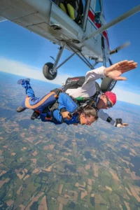 Premières secondes de chute libre - Saut en Tandem Vannes Premières secondes de chute libre - Saut en Tandem Vannes