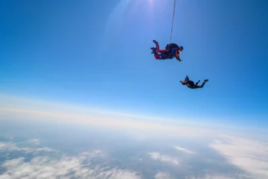 Videoman et parachutiste tandem en chute libre à Vannes
