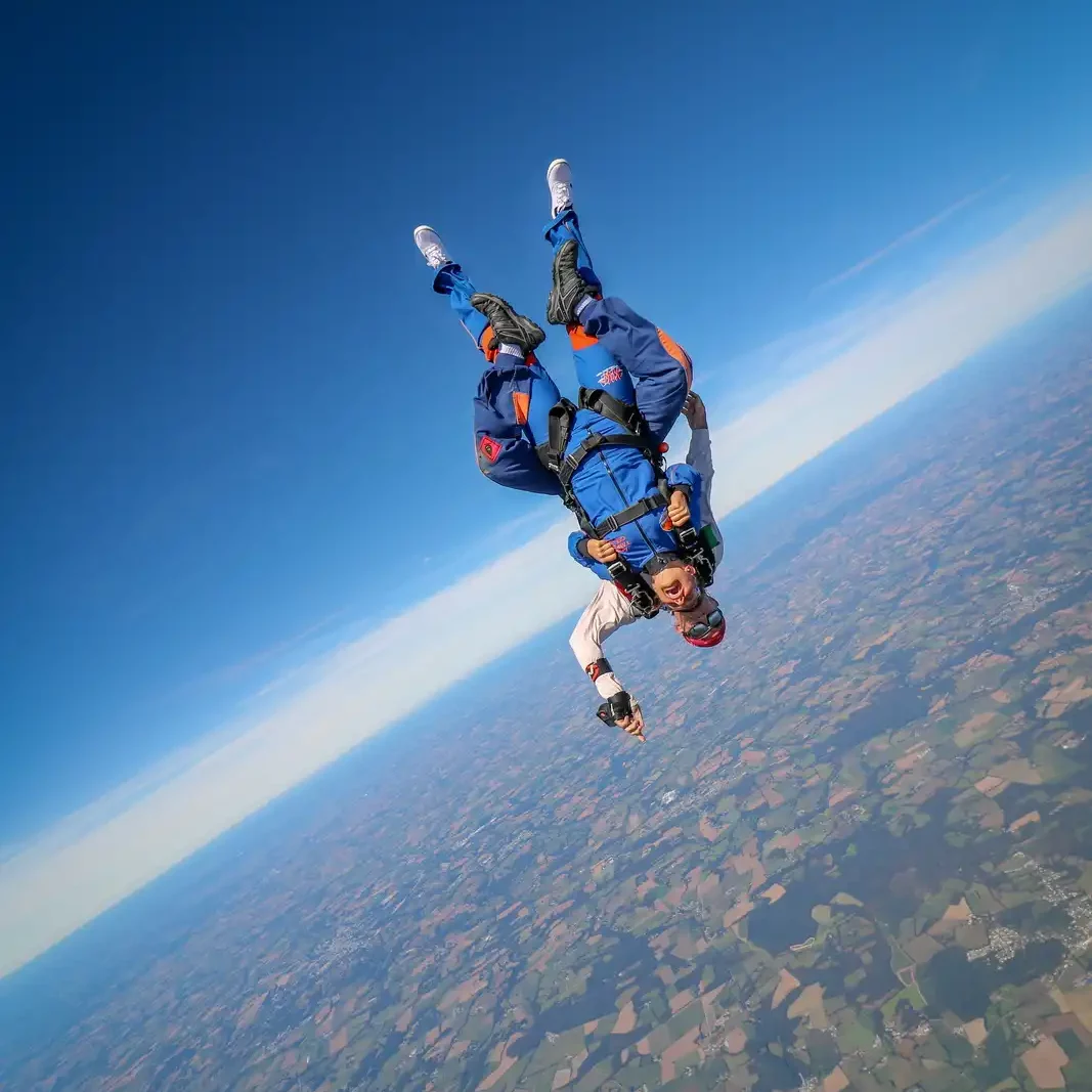 Début de chute libre tête en bas Début de chute libre tête en bas