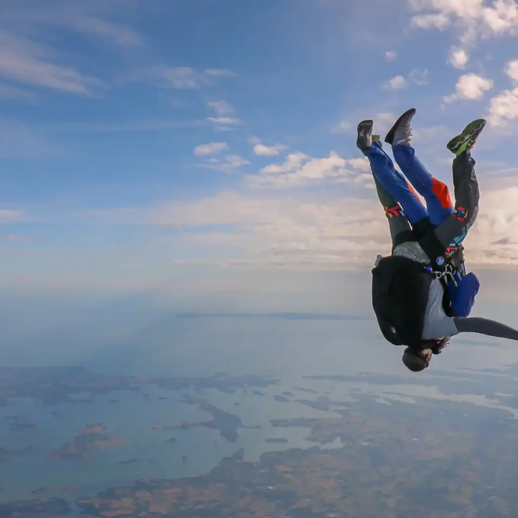 Chute libre / Saut tandem avec le golfe du Morbihan en arrière plan