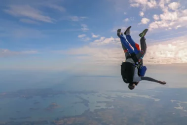 Chute libre / Saut tandem avec le golfe du Morbihan en arrière plan