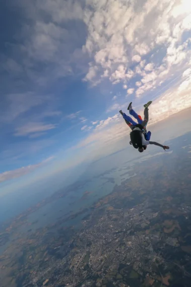 Chute libre / Saut tandem avec Vannes et le golfe du Morbihan en arrière plan