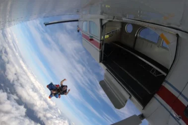 Sortie d'avion lors d'un saut en parachute à DInan près de Saint-Brieuc