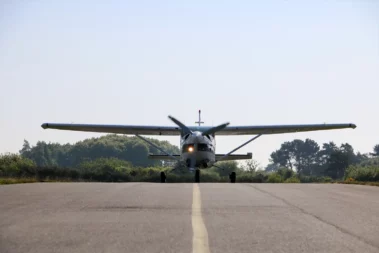 Avion prêt au décollage pour un saut en parachute