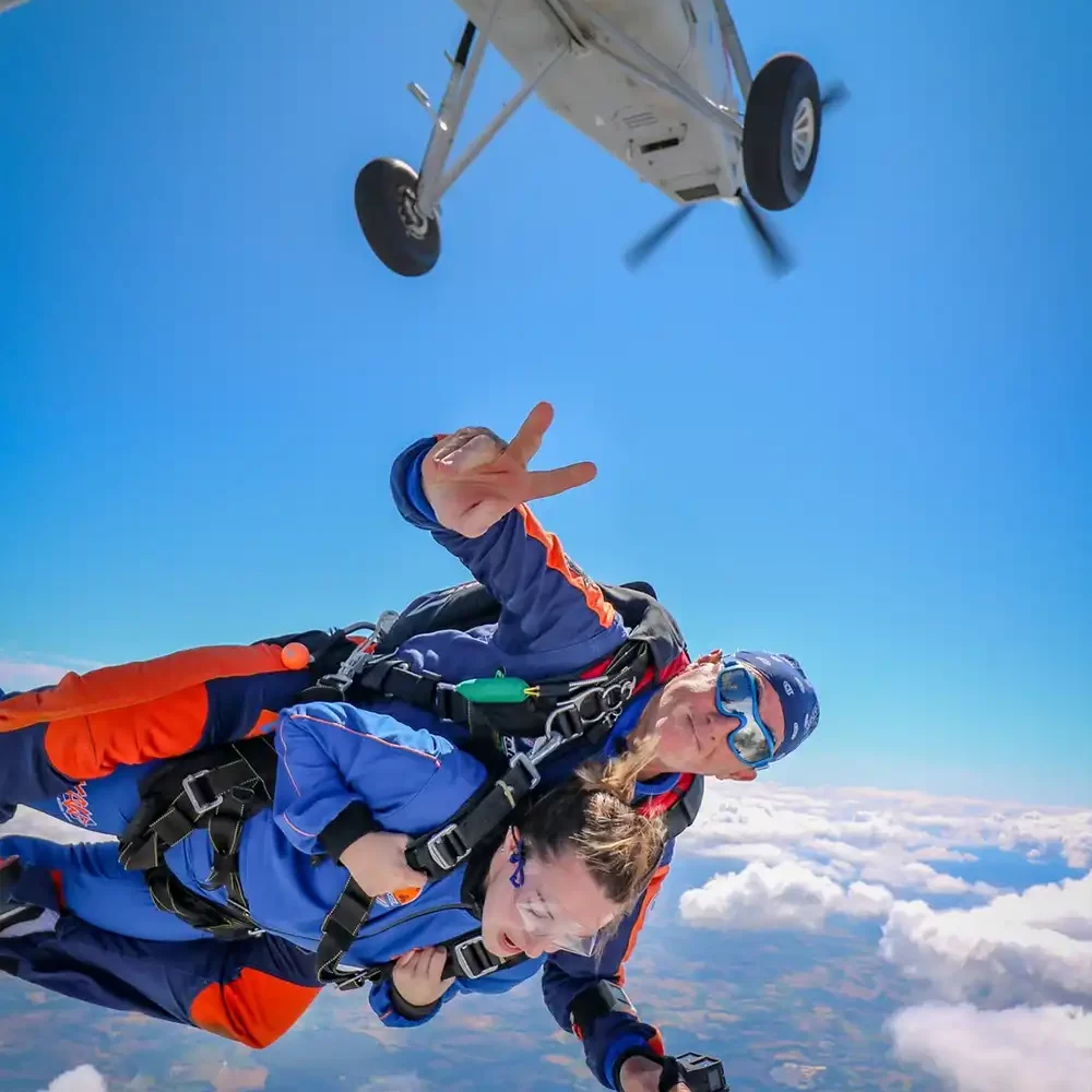 Début de la chute libre lors d'un saut tandem près de Saint-Brieuc