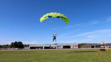 Préparation atterrissage saut parachute tandem Vannes