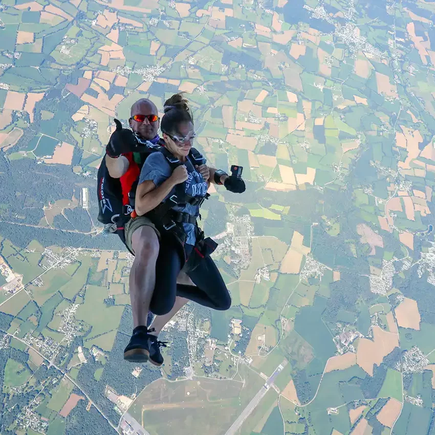 Sortie d'avion - Saut parachute tandem Vannes 4000 m Sortie d'avion - Saut parachute tandem Vannes 4000 m