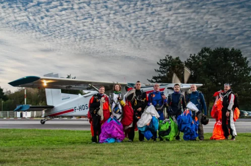 Équipe réunie sur la DZ après le dernier saut de la saison