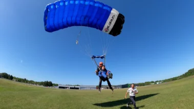 Préparation atterrissage saut parachute tandem à Vannes