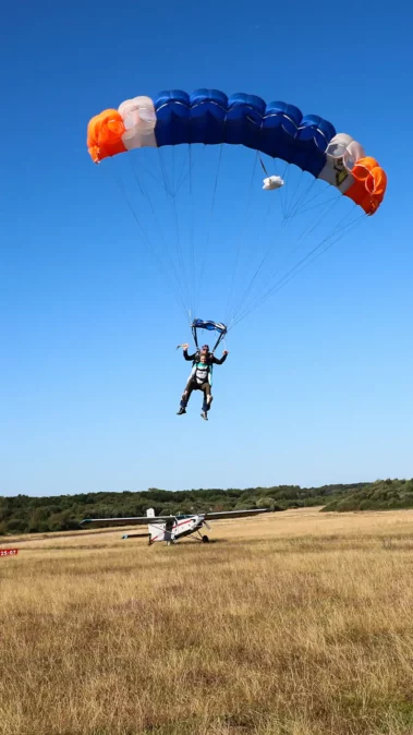 Préparation atterrissage saut parachute tandem