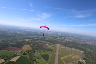 Vol sous voile à quelques centaines de mètres au dessus du sol de l'aérodrome.