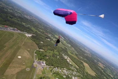 Vol sous voile lors d'un saut en parachute à Vannes