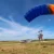 Atterrissage parachutiste tandem avec avion en arrière plan